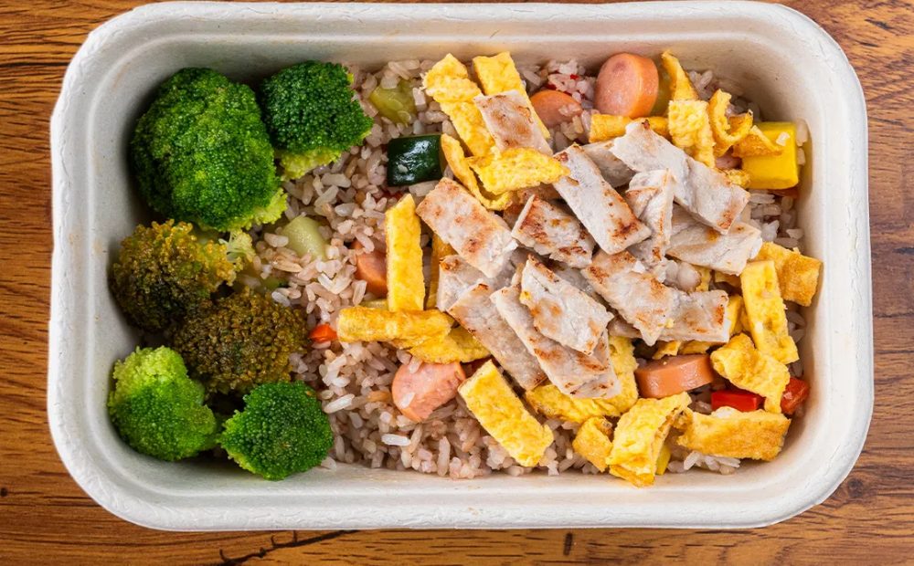 Yakimeshi de cerdo con brócoli y arroz en el empaque de Manzana Verde